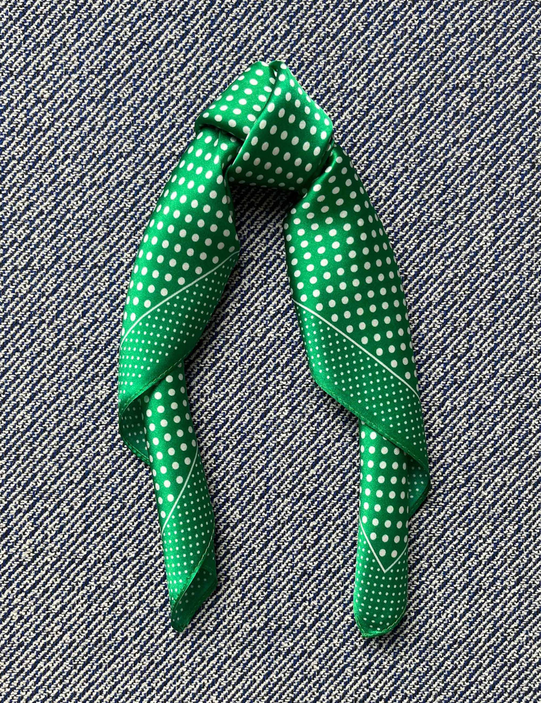 Silk scarf kelly green/white dots