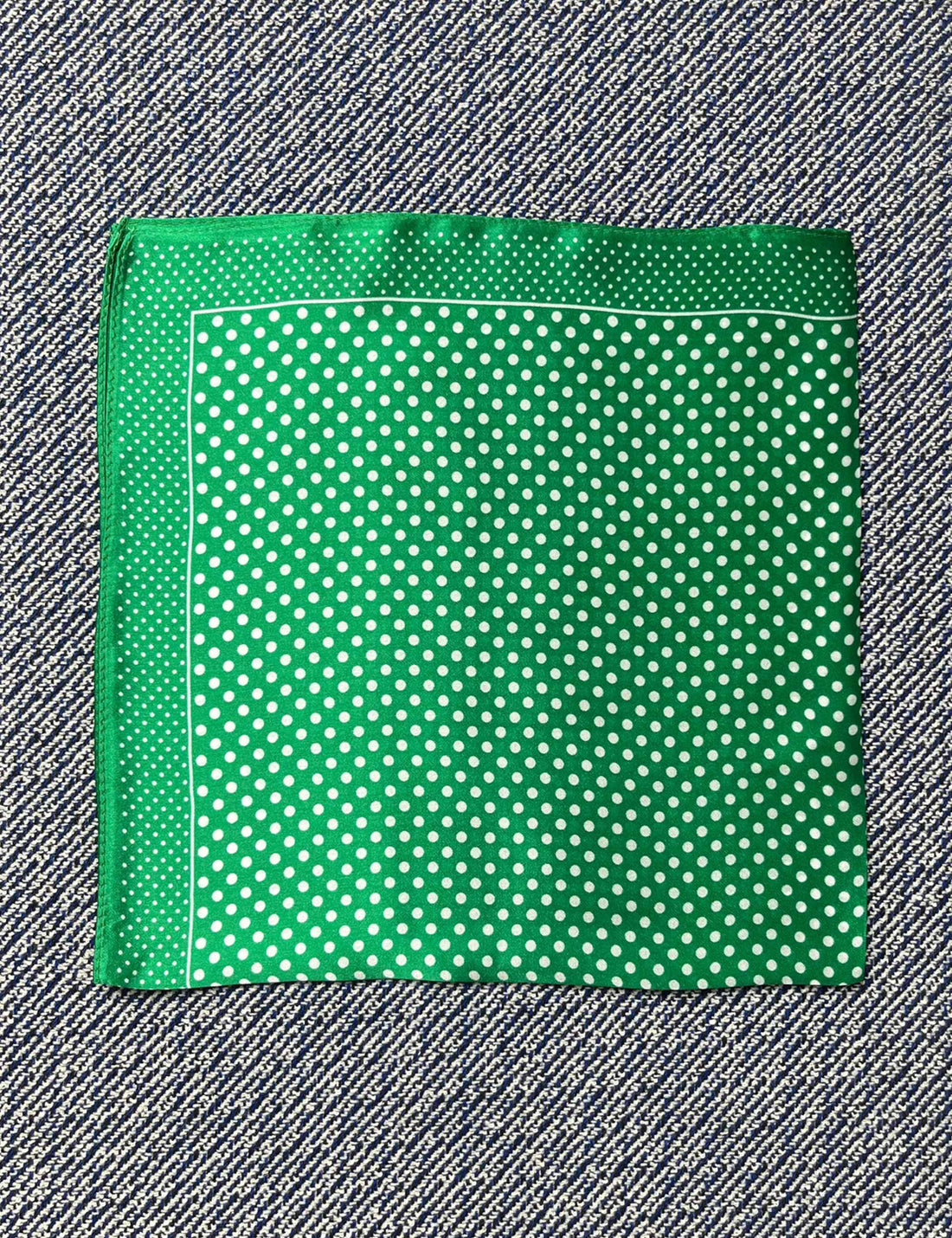 Silk scarf kelly green/white dots
