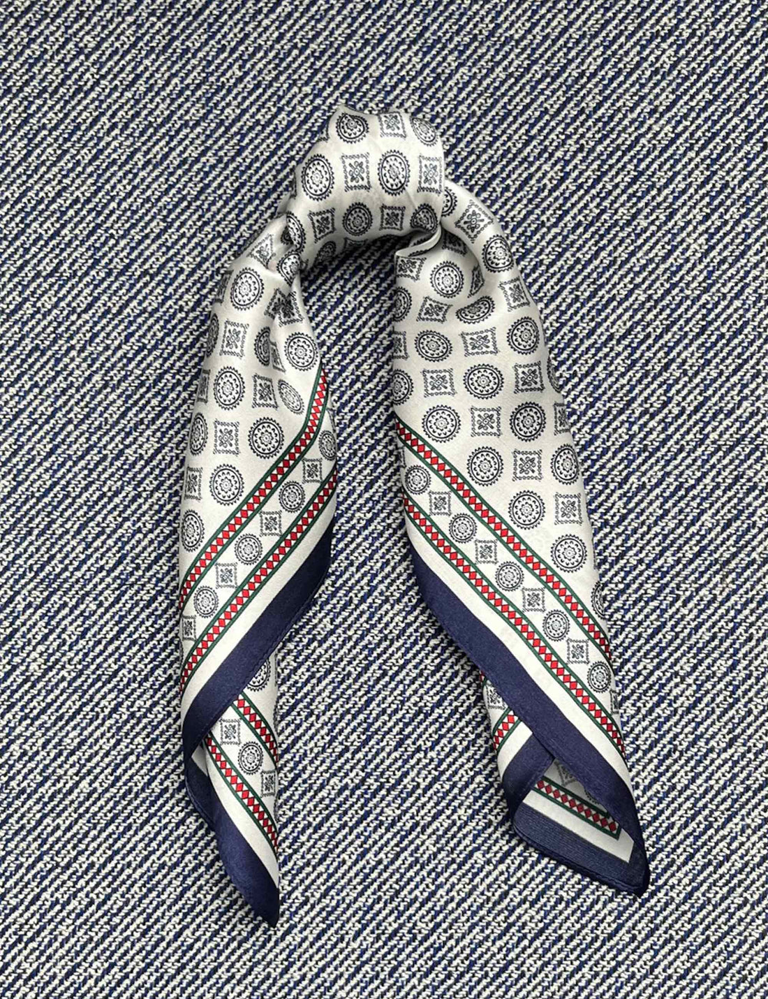 Silk scarf off white/navy graphic print