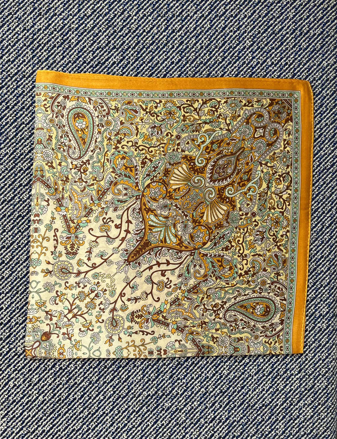 Silk scarf cream/yellow/mint paisley